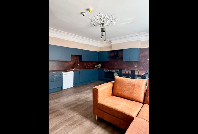 The Town House - Tiverton House Share Main Photo