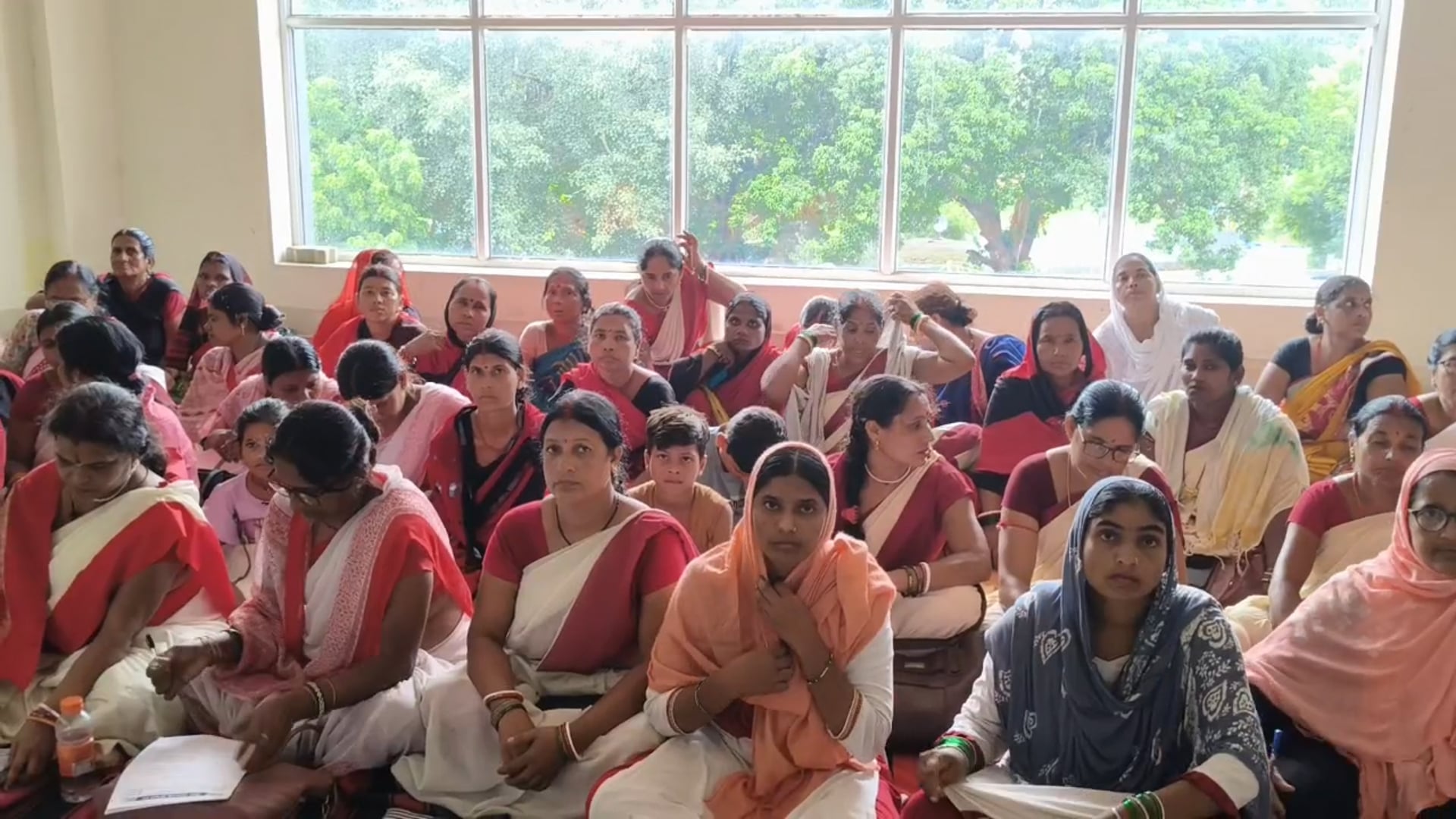 आंगनबाड़ी सेविका सहायिकाओं ने पांच सूत्री मांगों को लेकर दिया धरना।