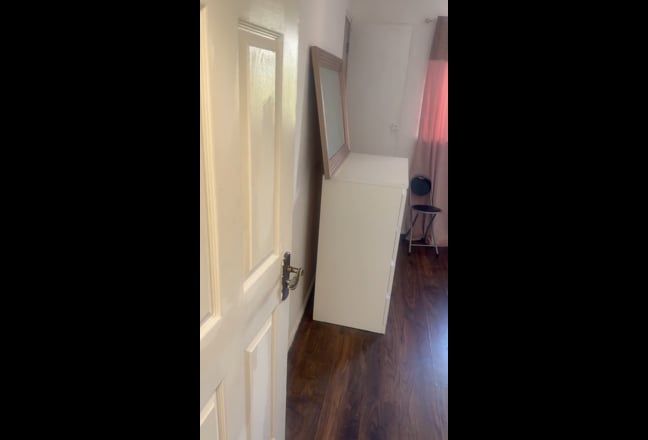 Spacious double bedroom  Main Photo