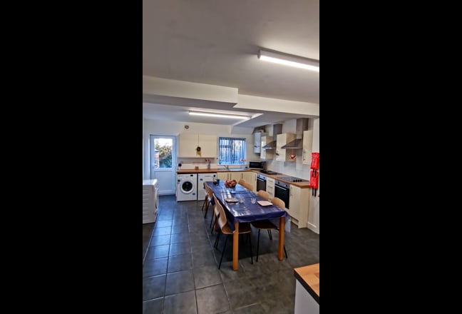 Large Modern Ensuite, Best Location to Warwick Uni Main Photo