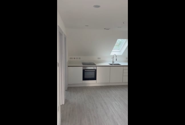 1 bed top floor flat in croydon - no lift Main Photo