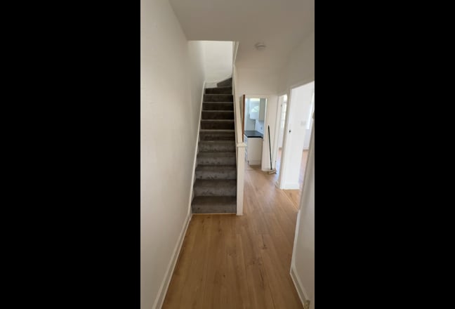 Large 3 Bedroom House with Huge Garden - N13 Main Photo