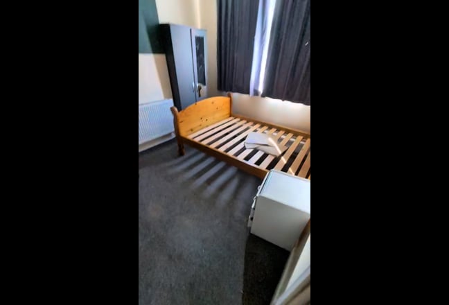 Room for rent in a shared 4 bedroom house existing Main Photo