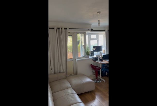 Monday–Friday Double Room – Bromley-by-Bow – &pound;350  Main Photo