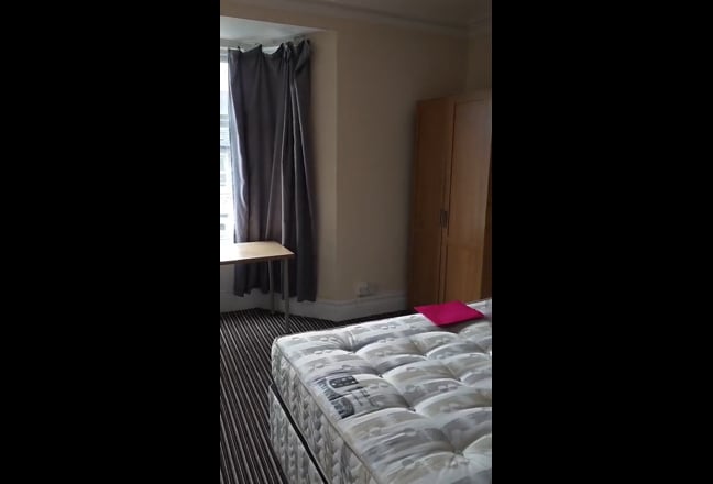 Large Bedrooms Avail - Luxury House Near Centre Main Photo