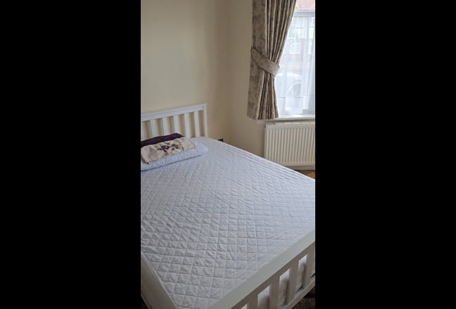 Double bedroom available in hig hse  furnishedi Main Photo