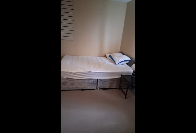 Very large double room with ensuite bills included Main Photo