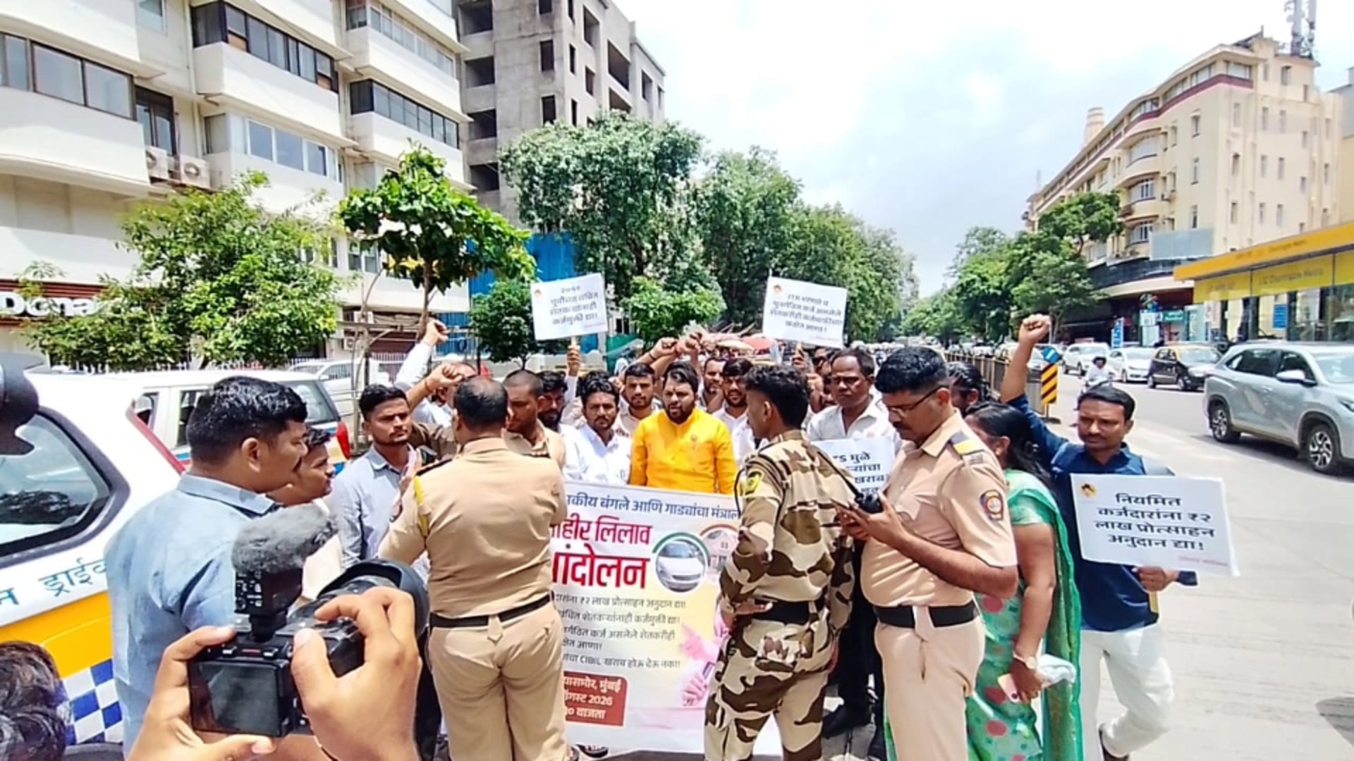 मंत्र्यांचे बंगले-गाड्या लिलाव आंदोलनापूर्वी तुपकरांसह शेतकऱ्यांची धरपकड