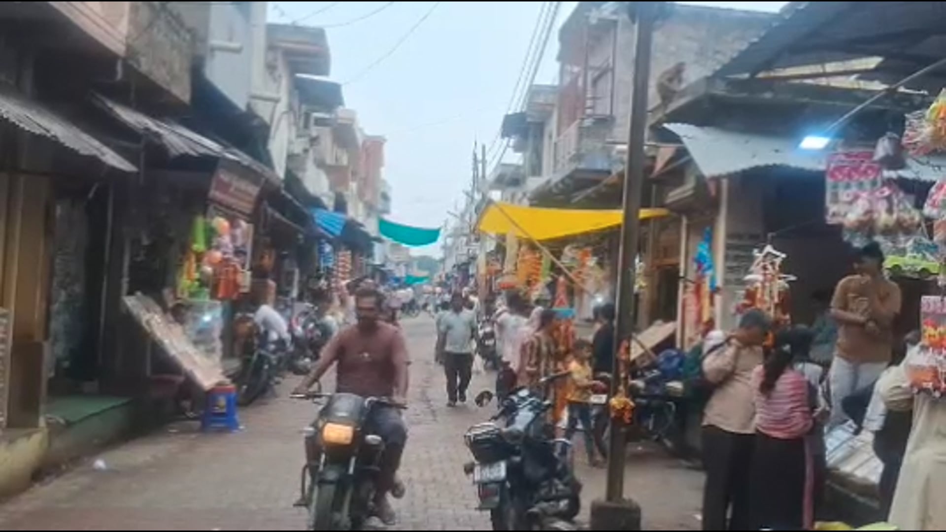 फरह मैन बाजार मे महंगाई के चलते ग्रामीण क्षेत्र की जनता बहुत कम नजर आई लाइव न्यूज़