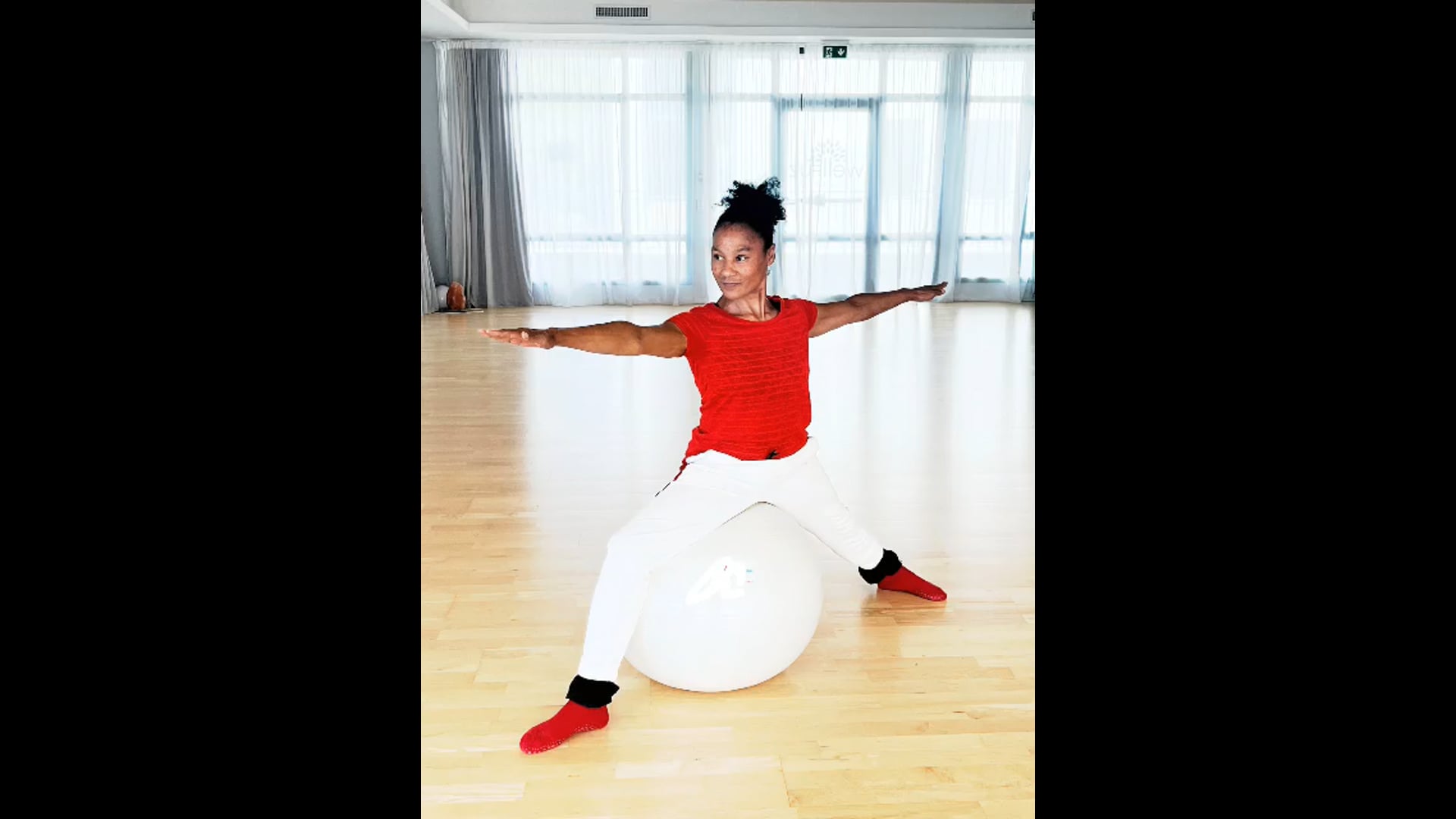 Yoga (Hatha Vinyasa) - sur ballon en décharge ostéo-articulaire_ Cie Letti-Tieli avec Huyen Manotte
