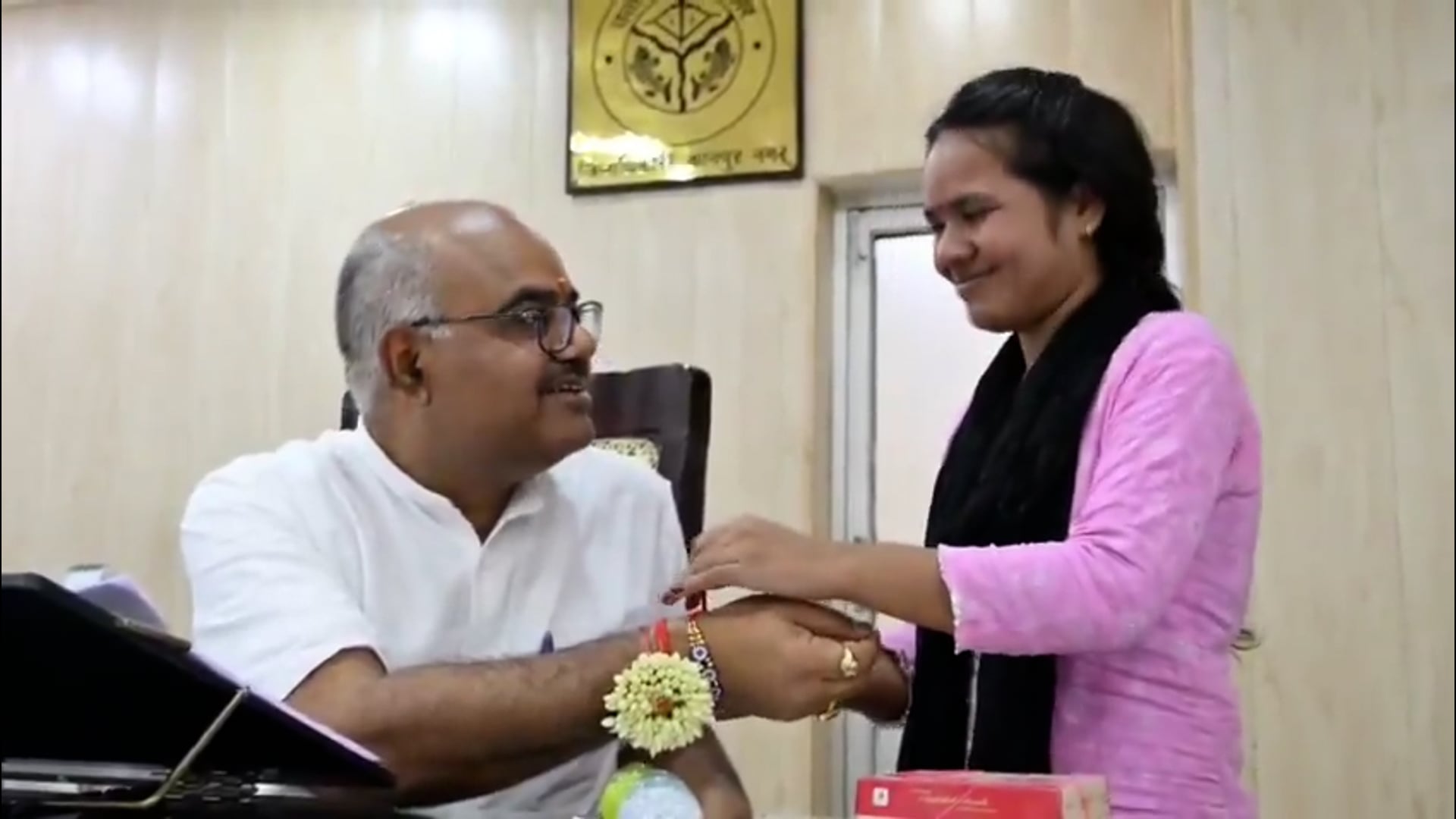 *रक्षाबंधन की डोर ने भाई-बहन का पवित्र बंधन निभाया। आर्थिक तंगी से जूझती 12वीं की मेधावी छात्रा इशु यादव ने कानपुर के डीएम जितेंद्र प्रताप सिंह को राखी बांधी... डीएम ने भाई का फ़र्ज़ निभाते हुए उसकी 29 हजार रुपये की बकाया फीस में आधी राशि स्वयं जमा कराई, शेष माफ कराई और स्कूल जाने के लिए साइकिल भी भेंट की..एक छोटी सी राखी ने एक बड़ी उम्मीद जगा दी..*