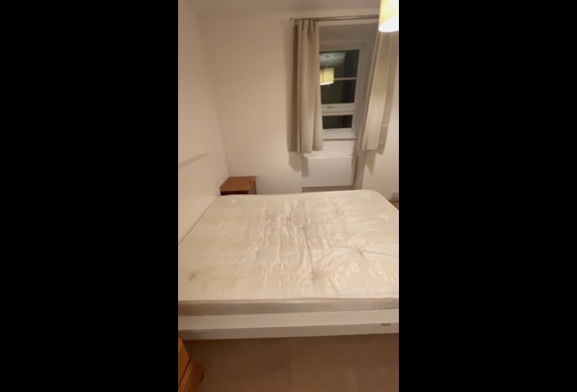 Room in a girly flat 1 min from West Ham Main Photo