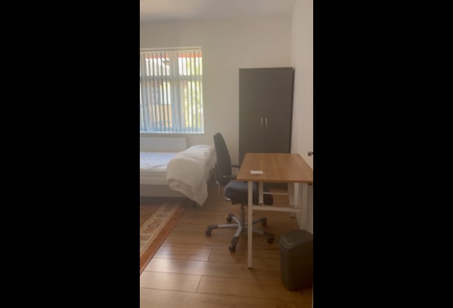 Beautiful ,large, airy ,king size room in suite    Main Photo