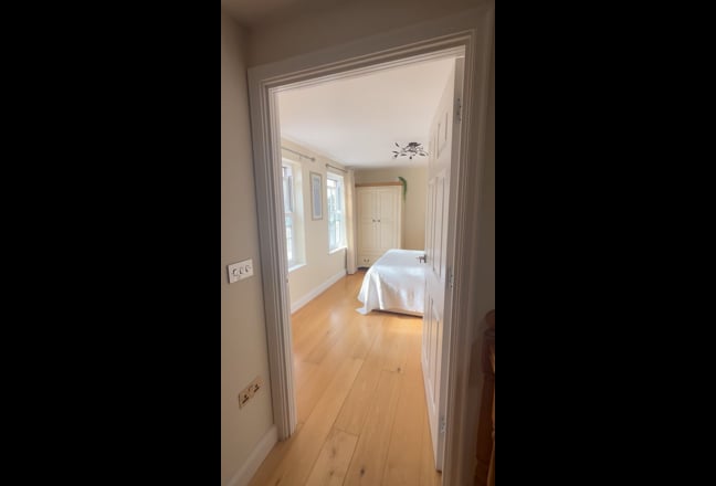King bed en-suite room for single occupancy Main Photo