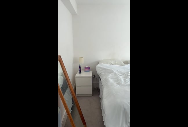 Large double bedroom in friendly flat!! Main Photo