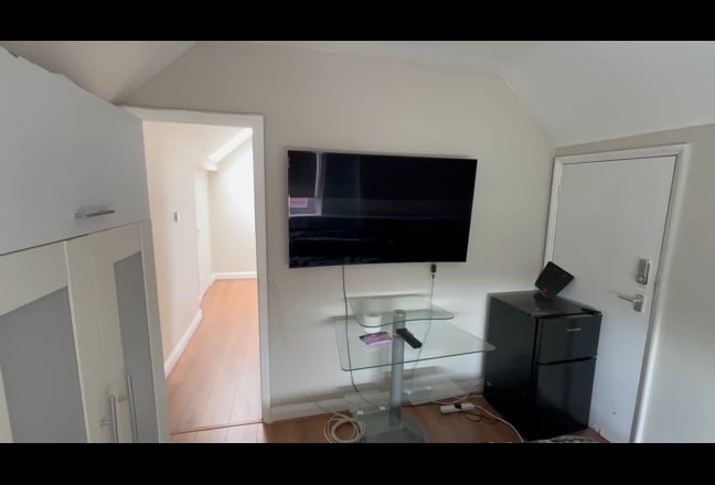 Spacious Large Double Room • Woodside, Croydon  Main Photo