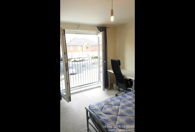 1 Modern Double Room Avail in a 3 bedroom flat Main Photo