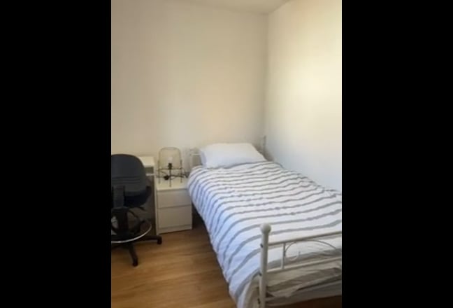 Rooms in a nice modern house  Main Photo