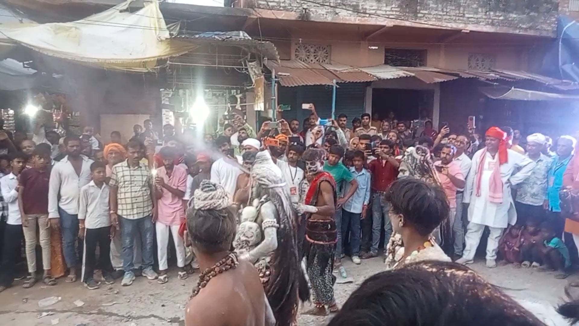 सहतवार कस्बे में सपा नेता नीरज सिंह गुड्डू के नेतृत्व में निकाली गई ऐतिहासिक महाबीरी झंडा जुलूस बना आकर्षण का केंद्र