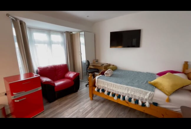 En-suite Room - Near  underground- West London  Main Photo