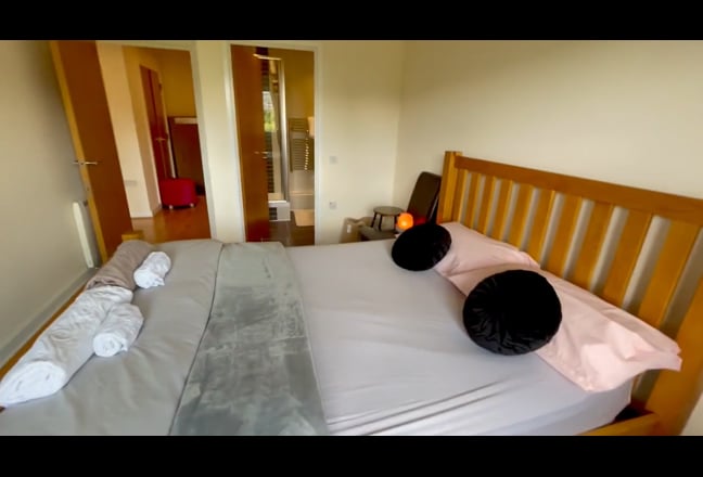 Lux 2 Bedroom Apartment  - Near two stations  Main Photo