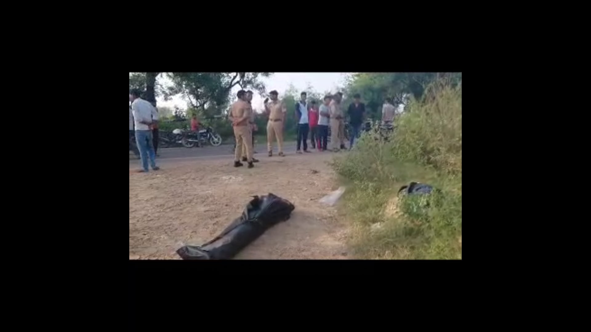 MANT-राया में पटरी किनारे युवक की लाश, बाइक और बैग ने खड़े किए, कई सवाल,,