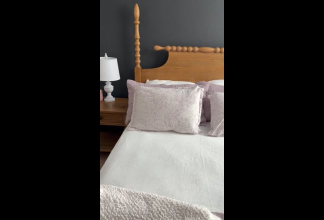 Small room in new beautifully decorated home Main Photo