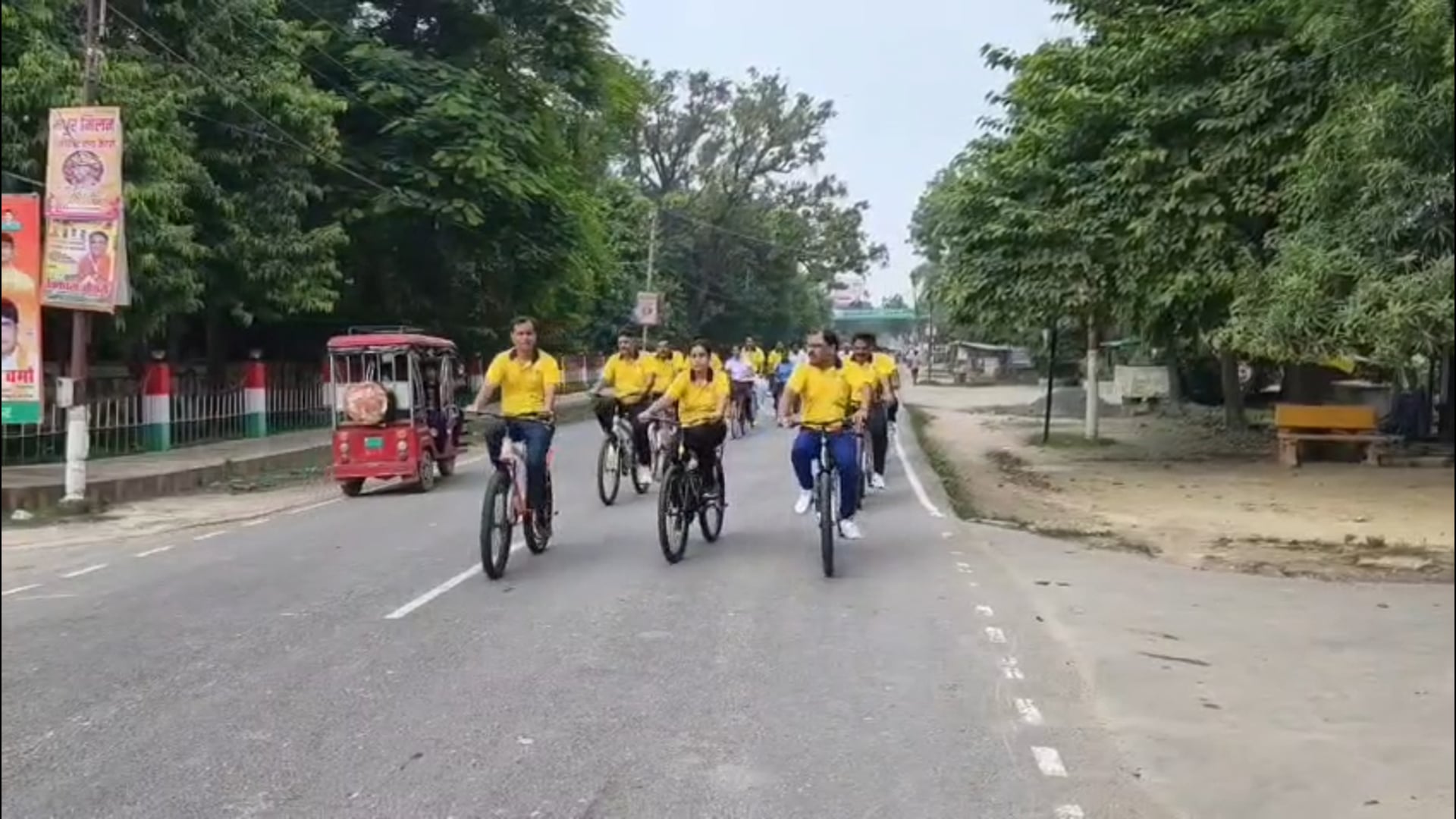 अम्बेडकर नगर राष्ट्रीय खेल दिवस के अवसर पर पुलिस अधीक्षक प्राची सिंह सहित अन्य अधिकारियों द्वारा साइकिल यात्रा।