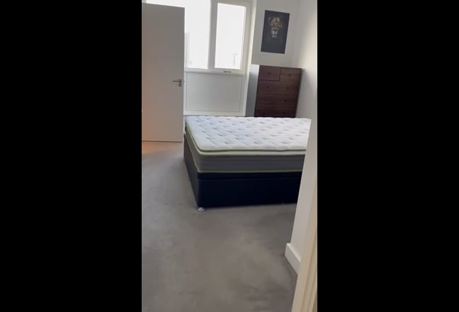 New build ensuite double room king bed + top floor Main Photo