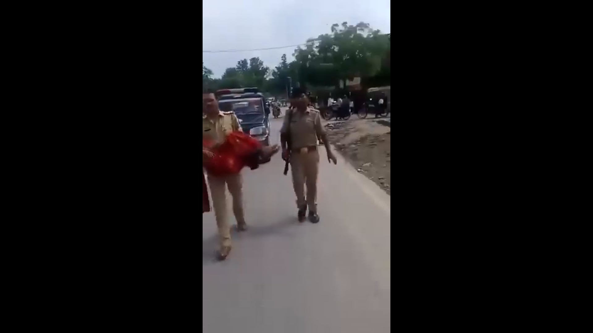 रीलबाजी का शौक जो ना करा दे!!
बहराइच में इंस्पेक्टर साहब बालीवुड हीरो स्टाइल में घायल महिला को गोद में उठाकर अस्पताल ले जा रहे हैं जबकि पुलिस की गाड़ी 10km/hr के हिसाब से हौले हौले पीछे चल रही है!! 

पूरे देश में “रील का रोज़गार” टॉप पर है, PM से लेकर कोतवाल तक!!