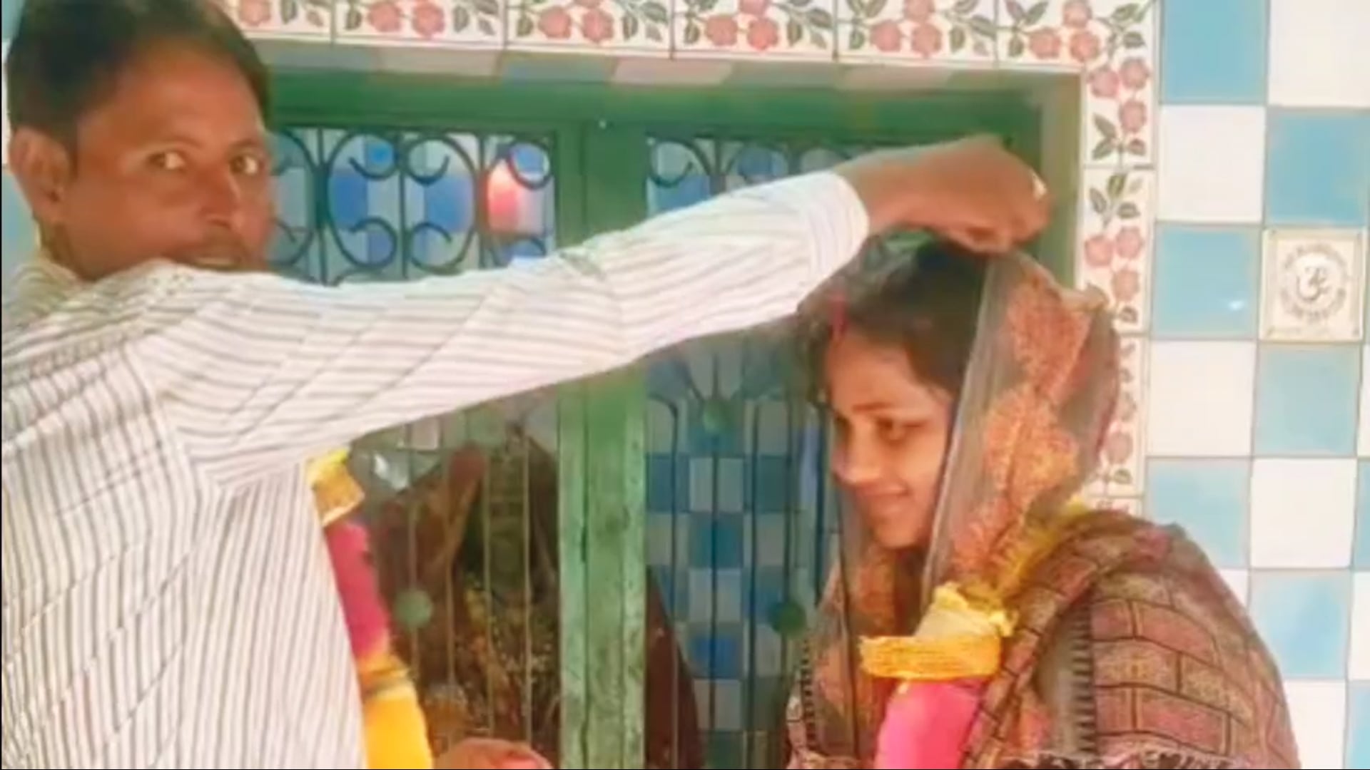 शादी के नाम पर ठगी का खेल: एक लाख पन्द्रह हजार रुपये लेकर फरार हुई लुटेरी दुल्हन, पुलिस ने तीन को दबोचा।