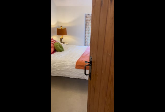 Double bedroom in beautiful cottage! Main Photo