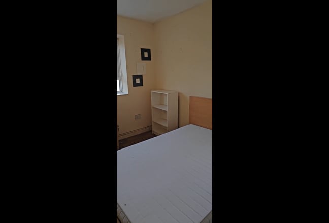 One Large Room - Near 2x Tube Lines & 2x DLR! Main Photo