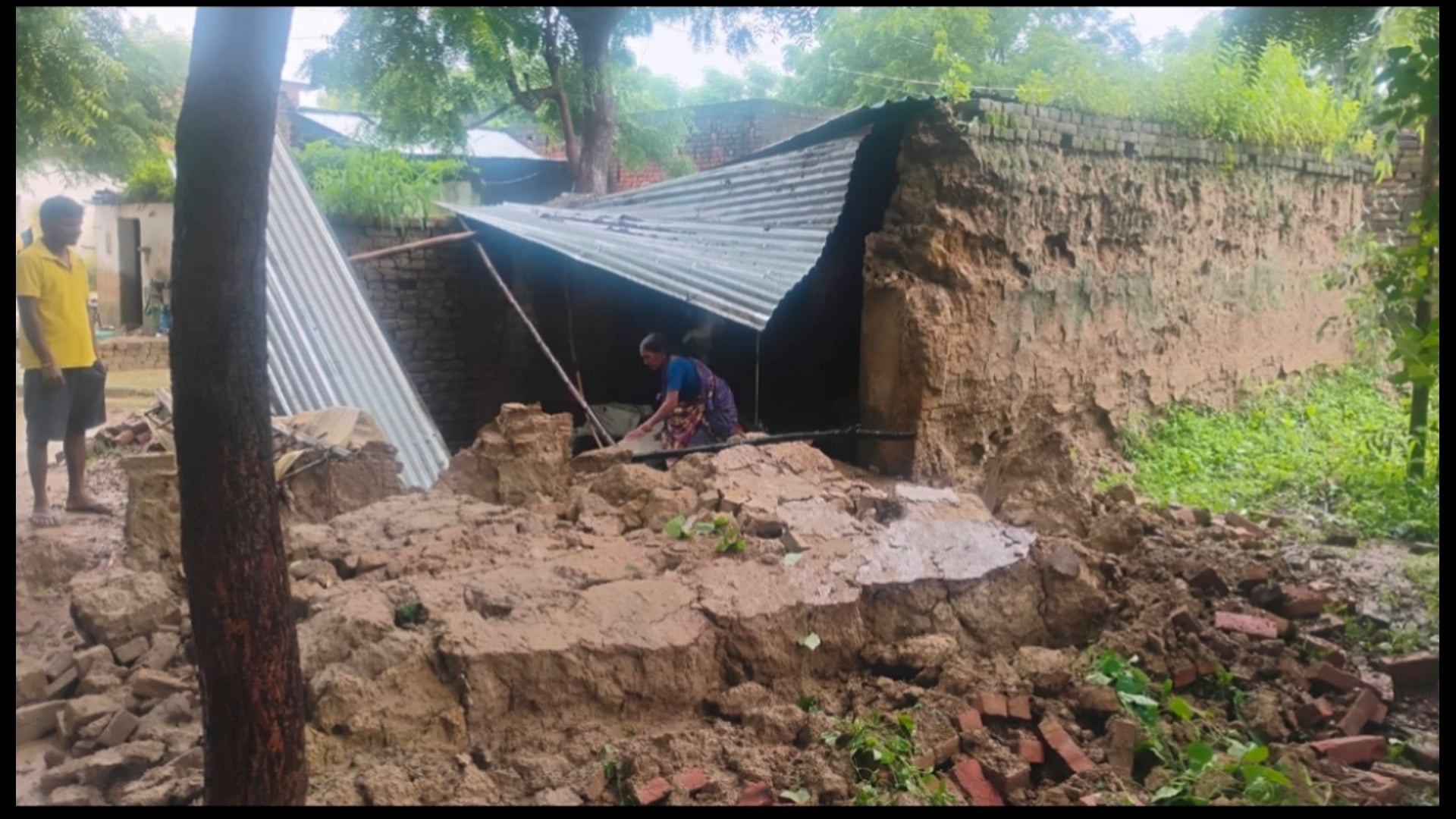 सीलन खाकर भर भरा कर गिरा कच्चा मकान, मलबे में दबी गरीब की पूरी गृहस्थी#latest_news 
