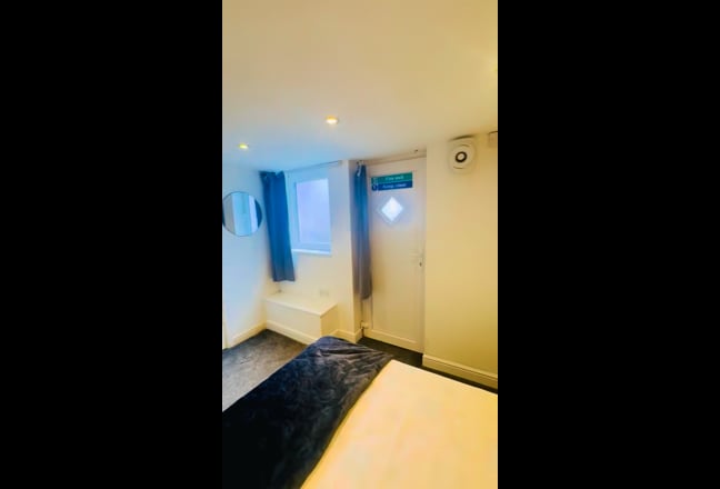 Premium Room in LS6 | Sky Glass + Projector + Ps Main Photo