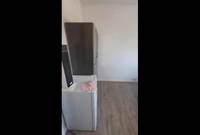  fully furnished room available, bills included Main Photo