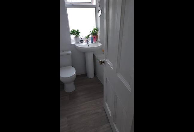 Move in now! Ensuite room Nr Birmingham city,shops Main Photo