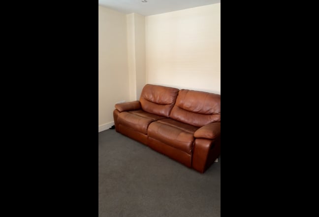 One double bedroom in a a two bedroom flat  Main Photo