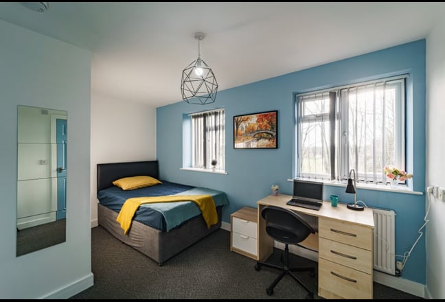 Large Modern Ensuite, Best Location to Warwick Uni Main Photo