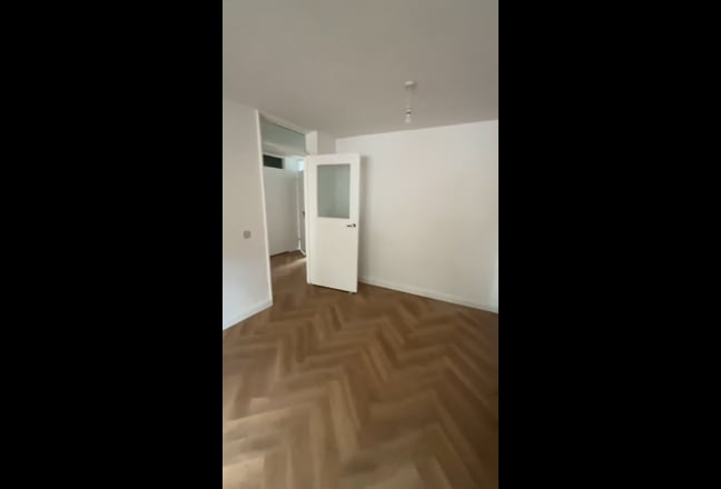 Lovely newly refurbished 3 bedroom flat Main Photo