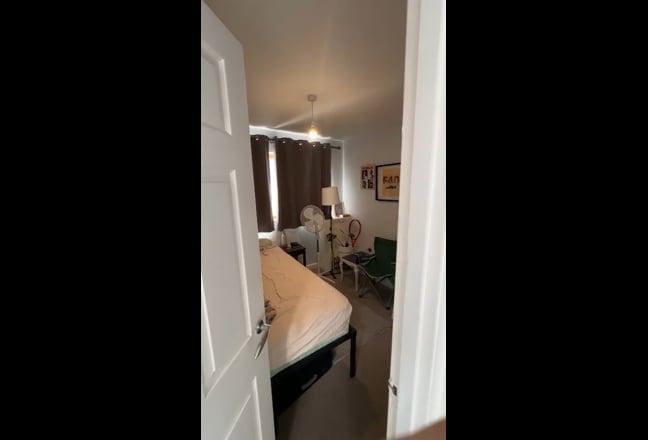 A spacious double bedroom available for rent Main Photo