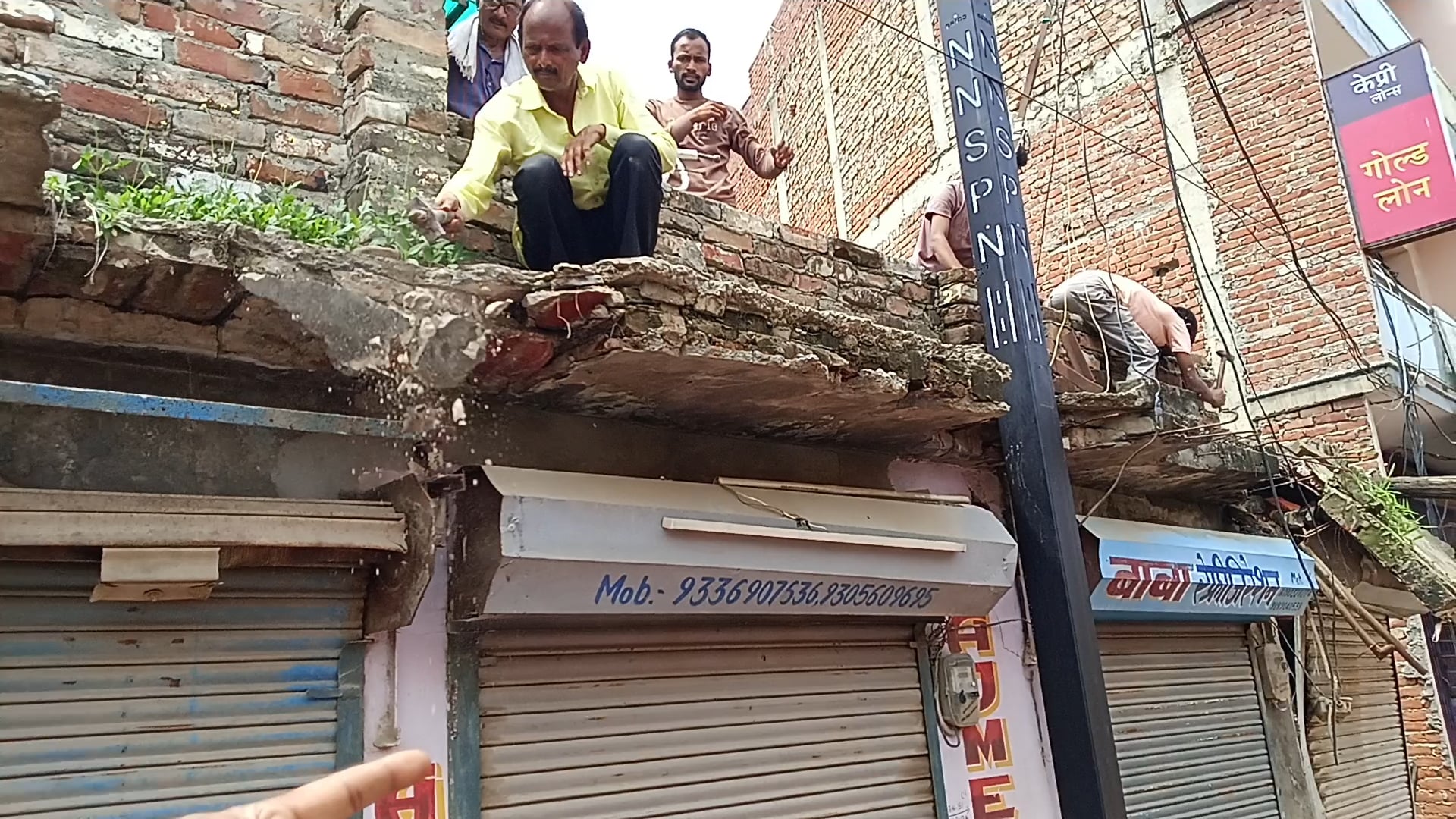 स्वामी भवन अपने आप खुद ही तोड़ते छज्जा नगर निगम की पहुंची टीम बुलडोजर लेकर शाहजहांपुर