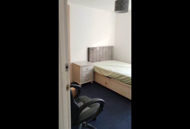 10-15mins walk to College, PRH, Hortonwoods Main Photo
