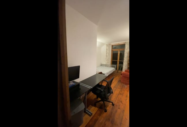 Large Double-Room w balcony, close to town centre Main Photo