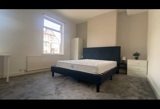  Large Rooms in the heart of Prestwich (M&S, ETC) Main Photo