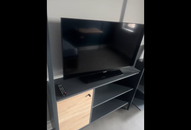 Video 1: Comes with tv, and shelves 