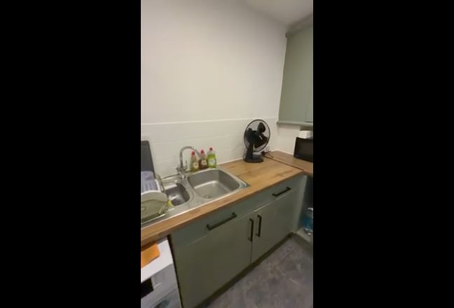 Double Room In 3 bed | 5 min walk to Canary Wharf Main Photo