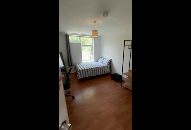 Spacious in Sydenham | Available Now! 🤗 Act Fast Main Photo