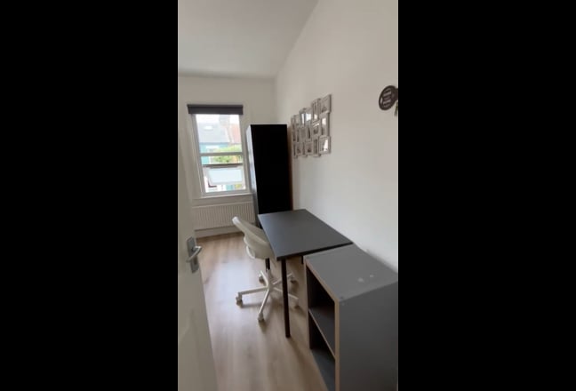XXL Size Room in Excellent Location🏡T. Broadway  Main Photo