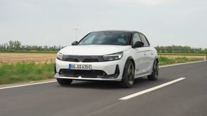 Corsa GSE Kontur White – on location Vienna